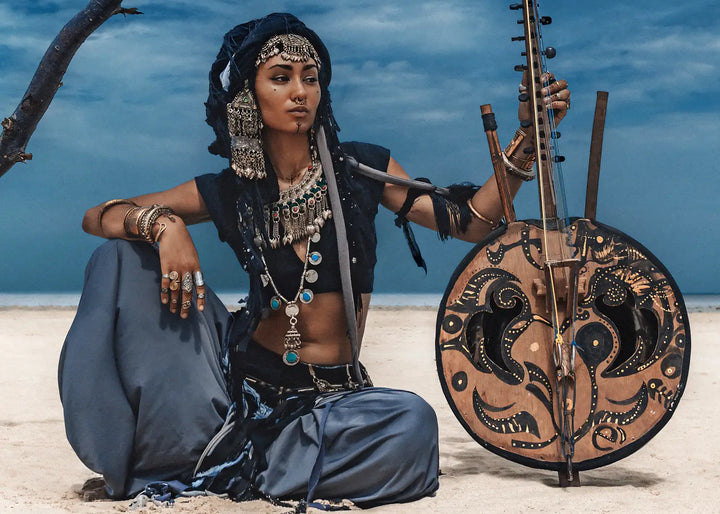 Canvastavla - Tribal Woman in Desert