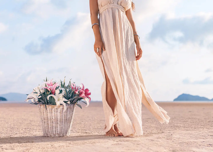 Canvastavla - Beach Woman with Flowers