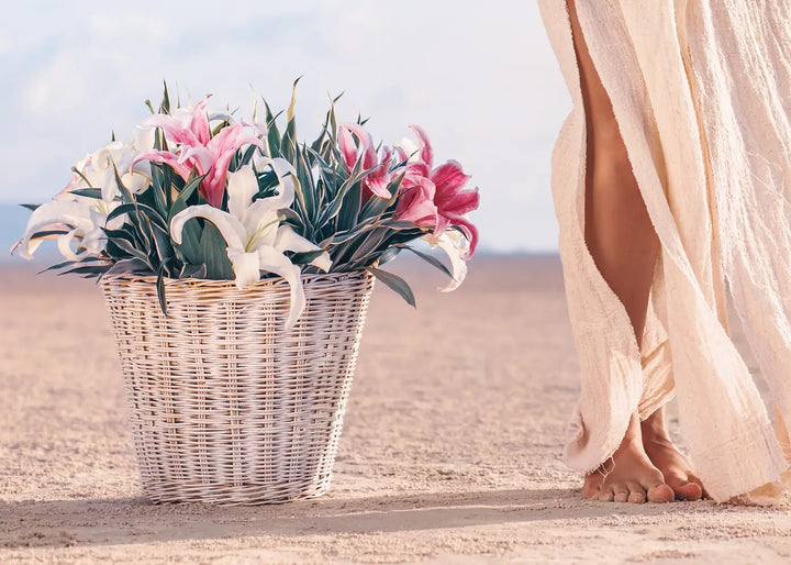 Canvastavla - Beach Woman with Flowers